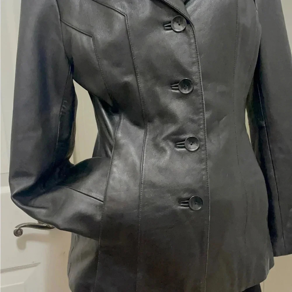 Wilson's leather 100% leather jacket is soft and shiny. Beautiful design - Picture 4 of 16